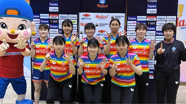 選手が並んでいる画像